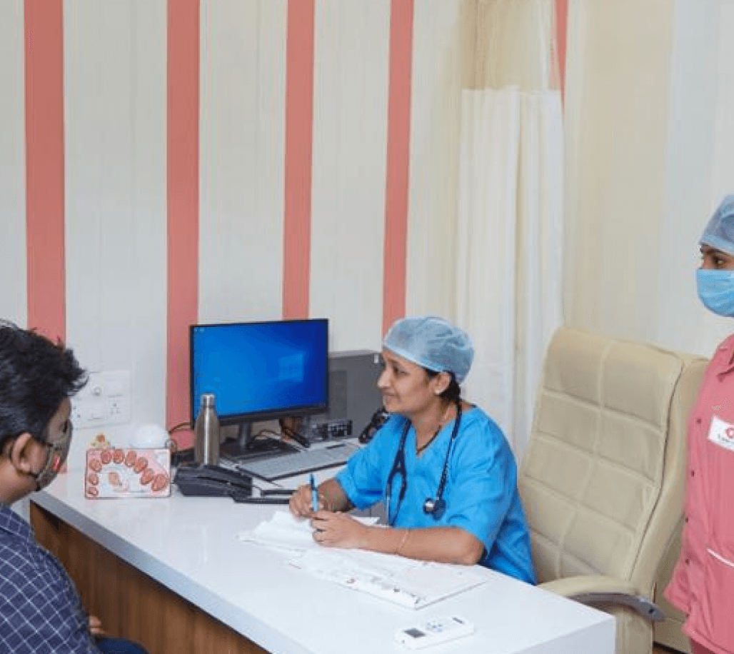 Doctor consulting a couple at Dr. Shital Jadhav IVF Clinic Mumbai